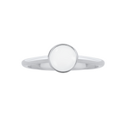 Bague perle argent au lait maternel sur fond blanc